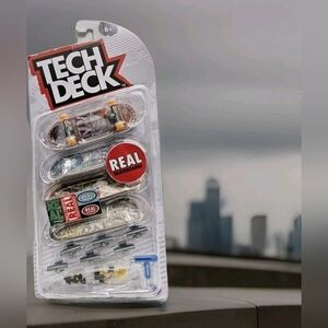 Tech Deck Ultra DLX Real Skateboards Mini Fingerboard 4-Pack w/56 Accessories